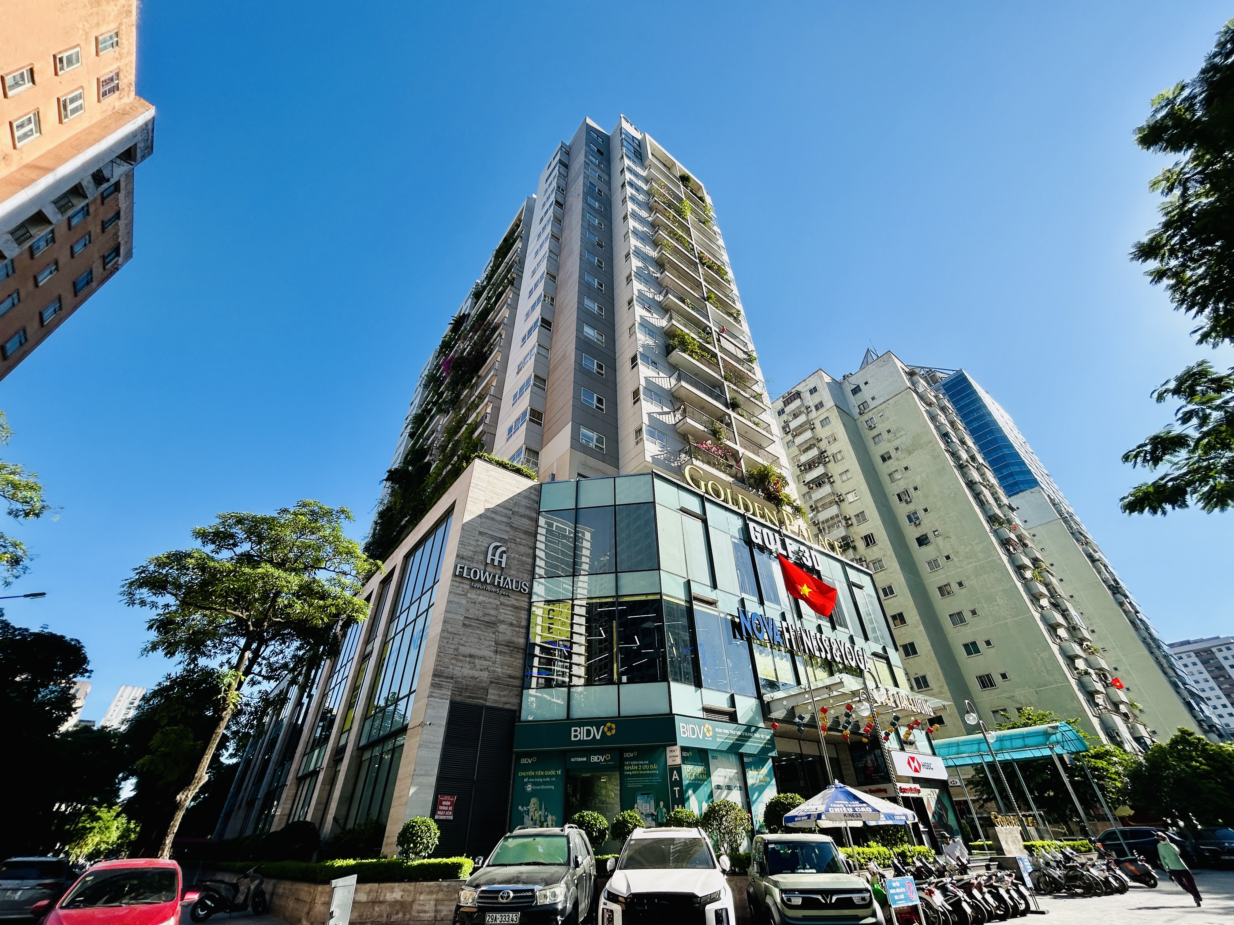 Góc nhìn tòa nhà Golden Palace từ đường Lê Văn Lương