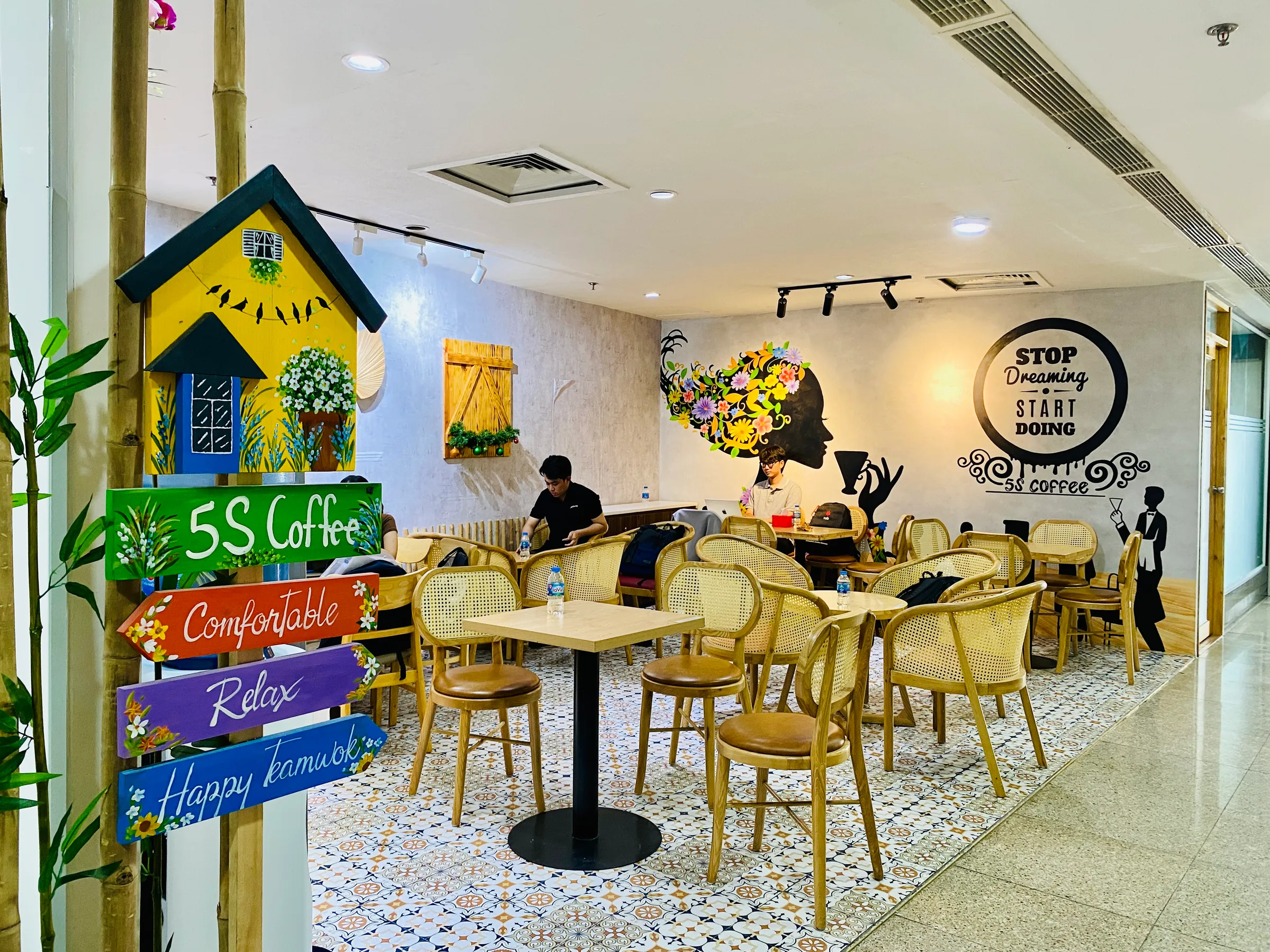Khu vực pantry và thư giãn tại 5SOffice ROX Tower