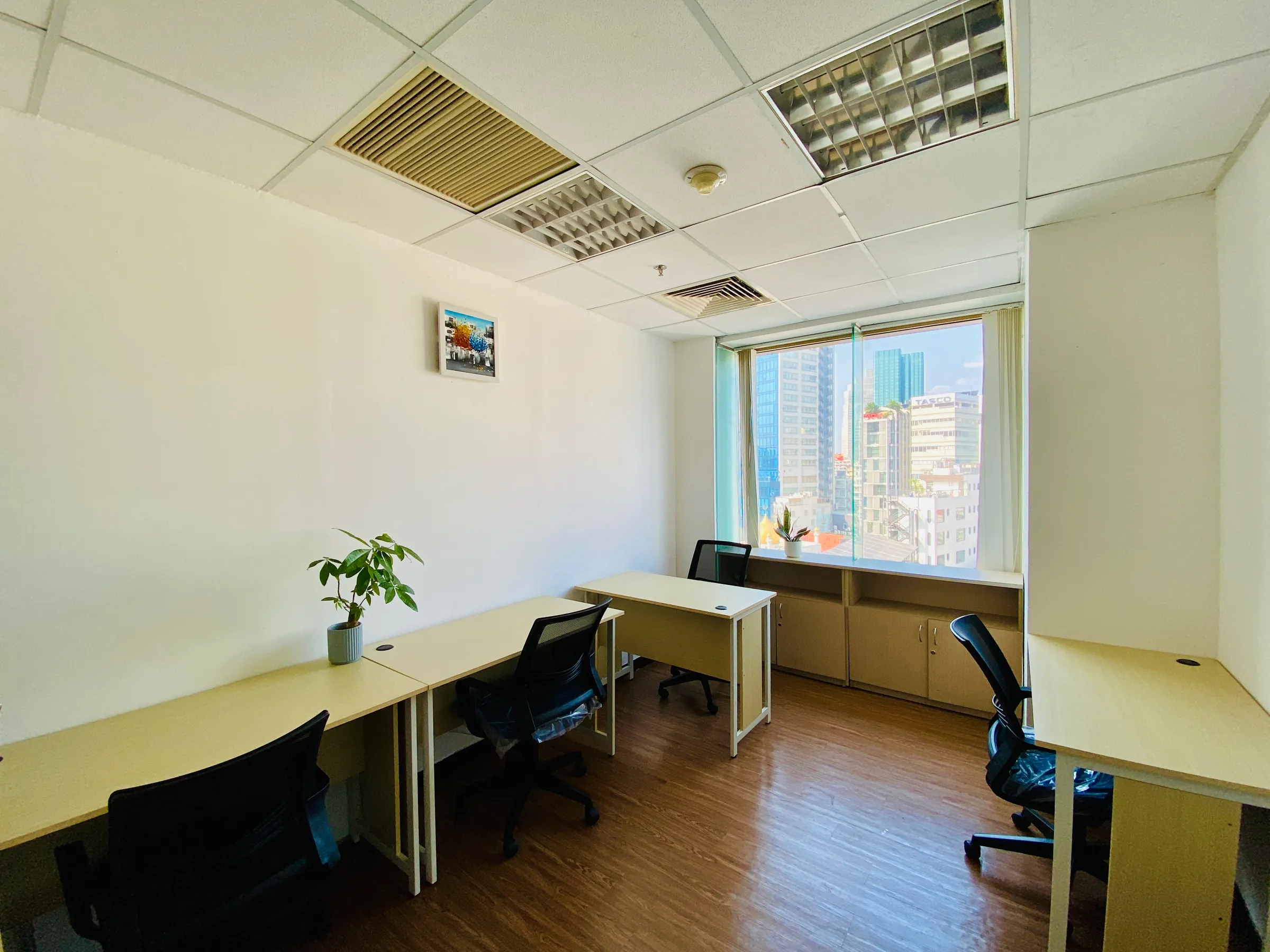 Văn phòng với bàn làm việc tại 5SOffice ROX Tower